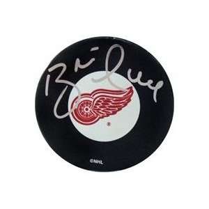 Brett Hull autographed Hockey Puck (Detroit Red Wings)