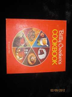 Vintage BETTY CROCKERS COOKBOOK 1976  hard cover  red  5 ring binder 